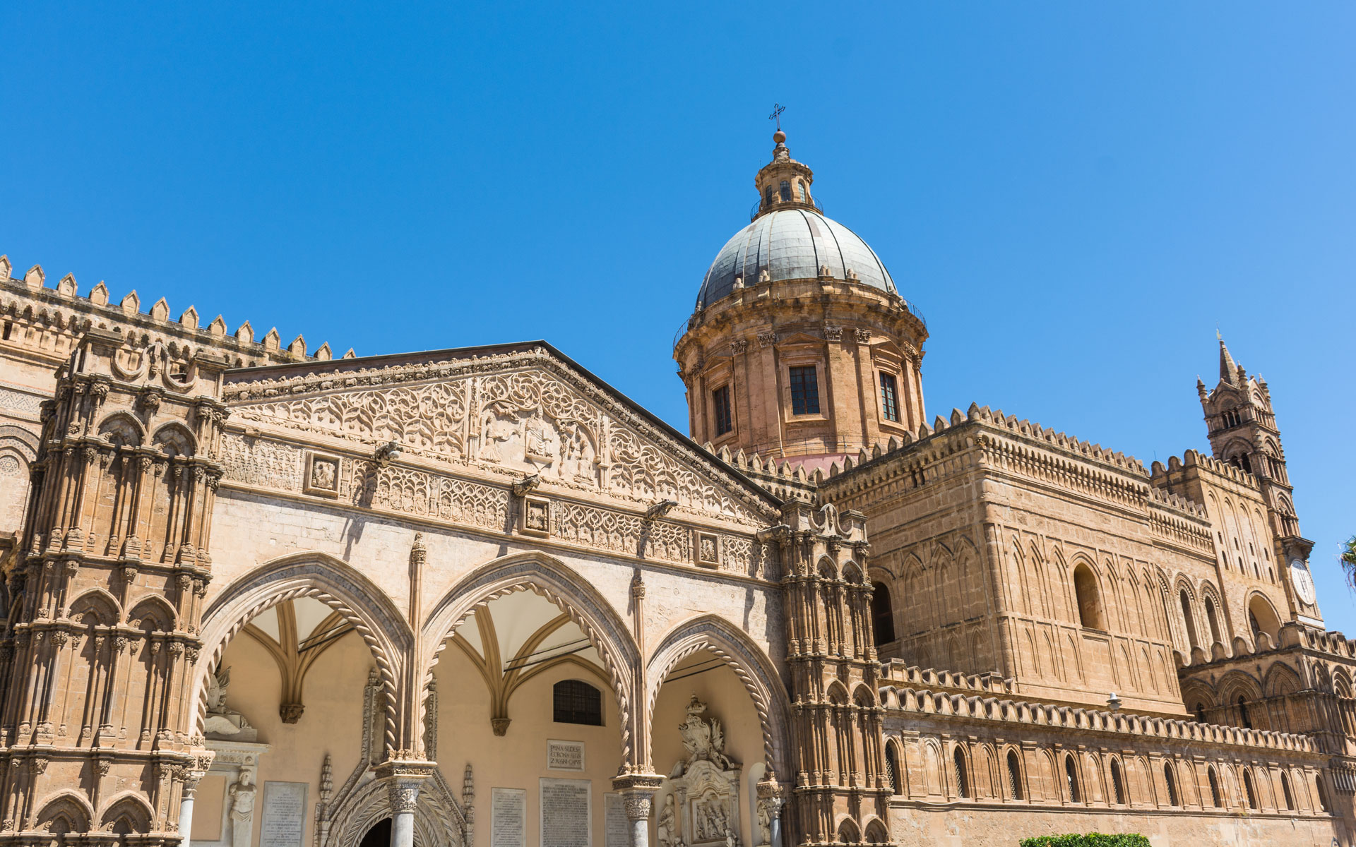 Sicilia: un viaggio tra mitologia e realtà storica, tra architettura, gusto e innamoramento.