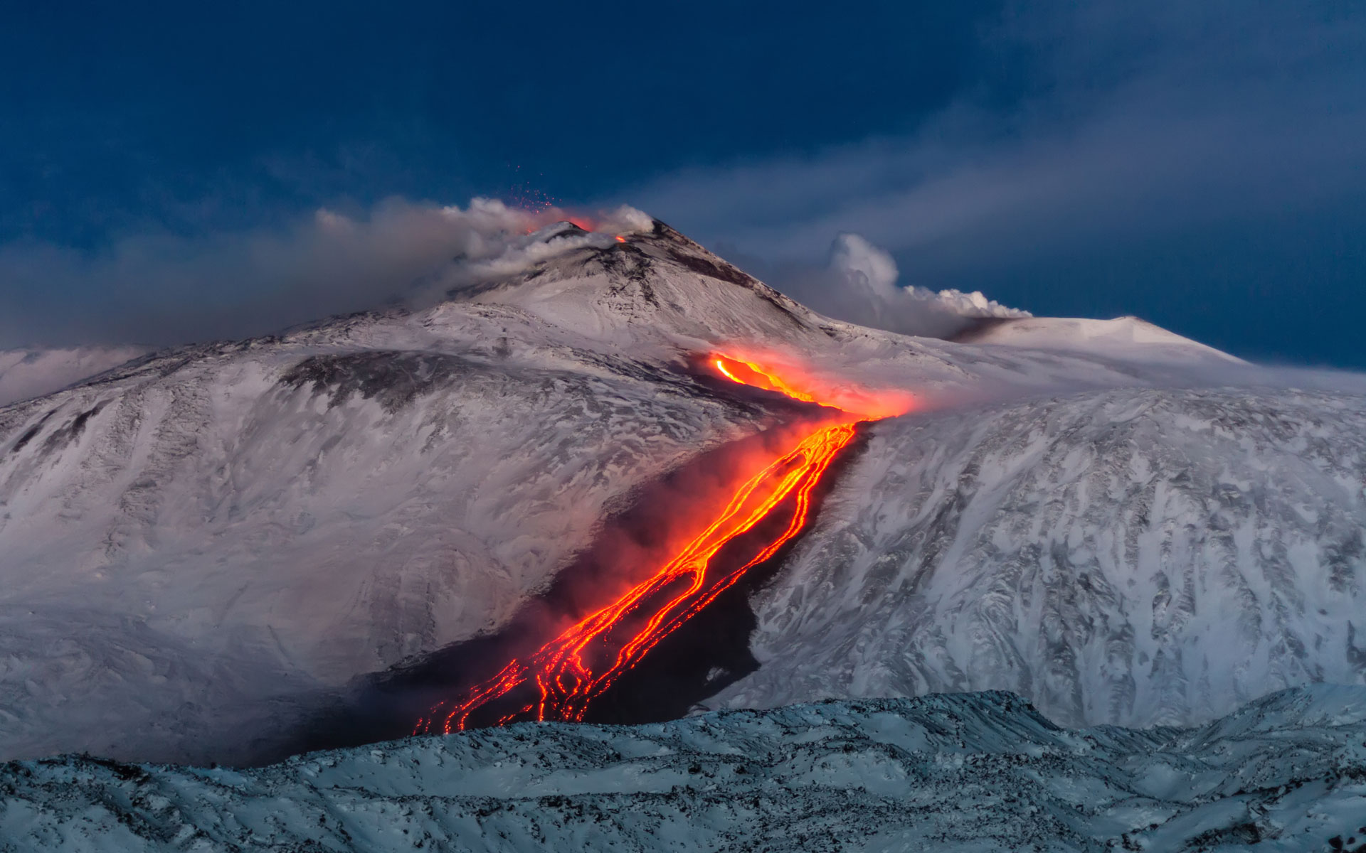 Sciare sull'Etna: il vulcano, la neve, il mare